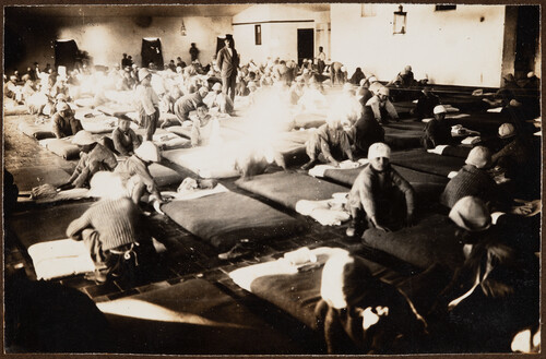 Children crowd the Ramapo Hall dormitory. Miamia, 1922.